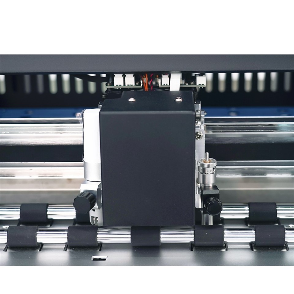 Automatic sheet-fed digital label cutter with dual cutting heads and HD camera positioning system5