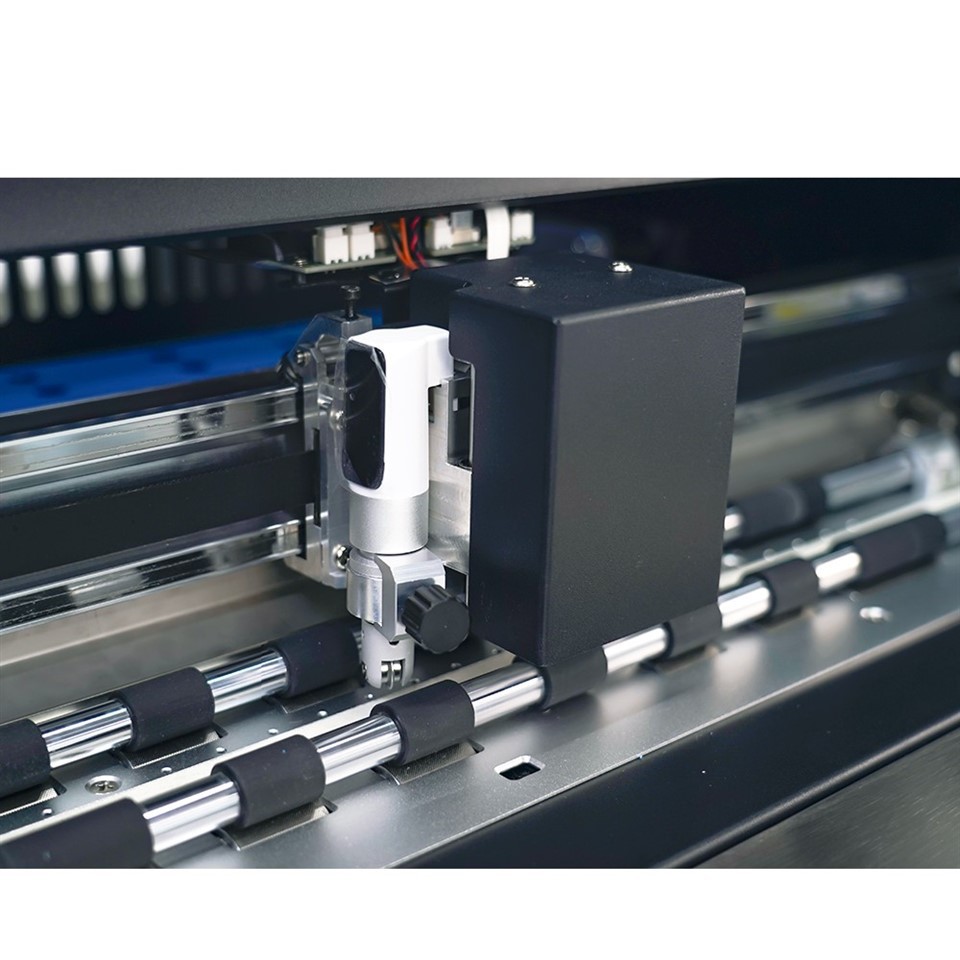 Automatic sheet-fed digital label cutter with dual cutting heads and HD camera positioning system4